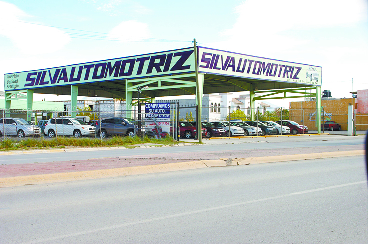 Grupo armado roba negocio de autos en Saltillo