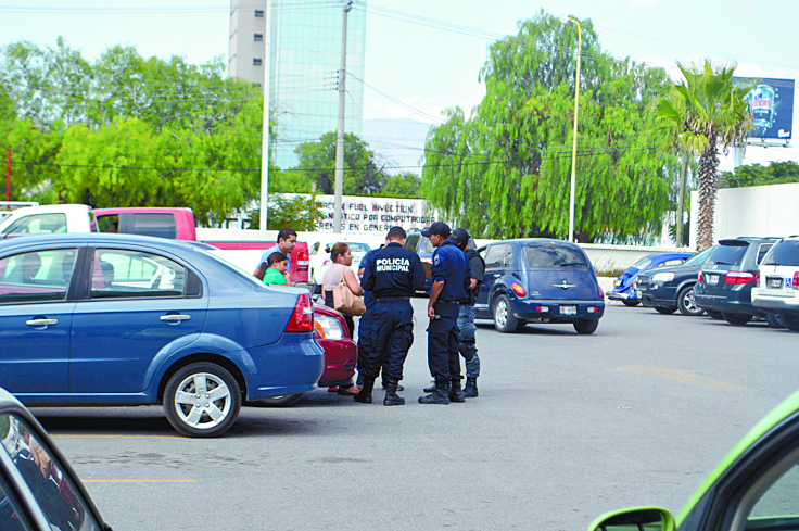 Roban con engaños 25 mil pesos a mujer en Saltillo