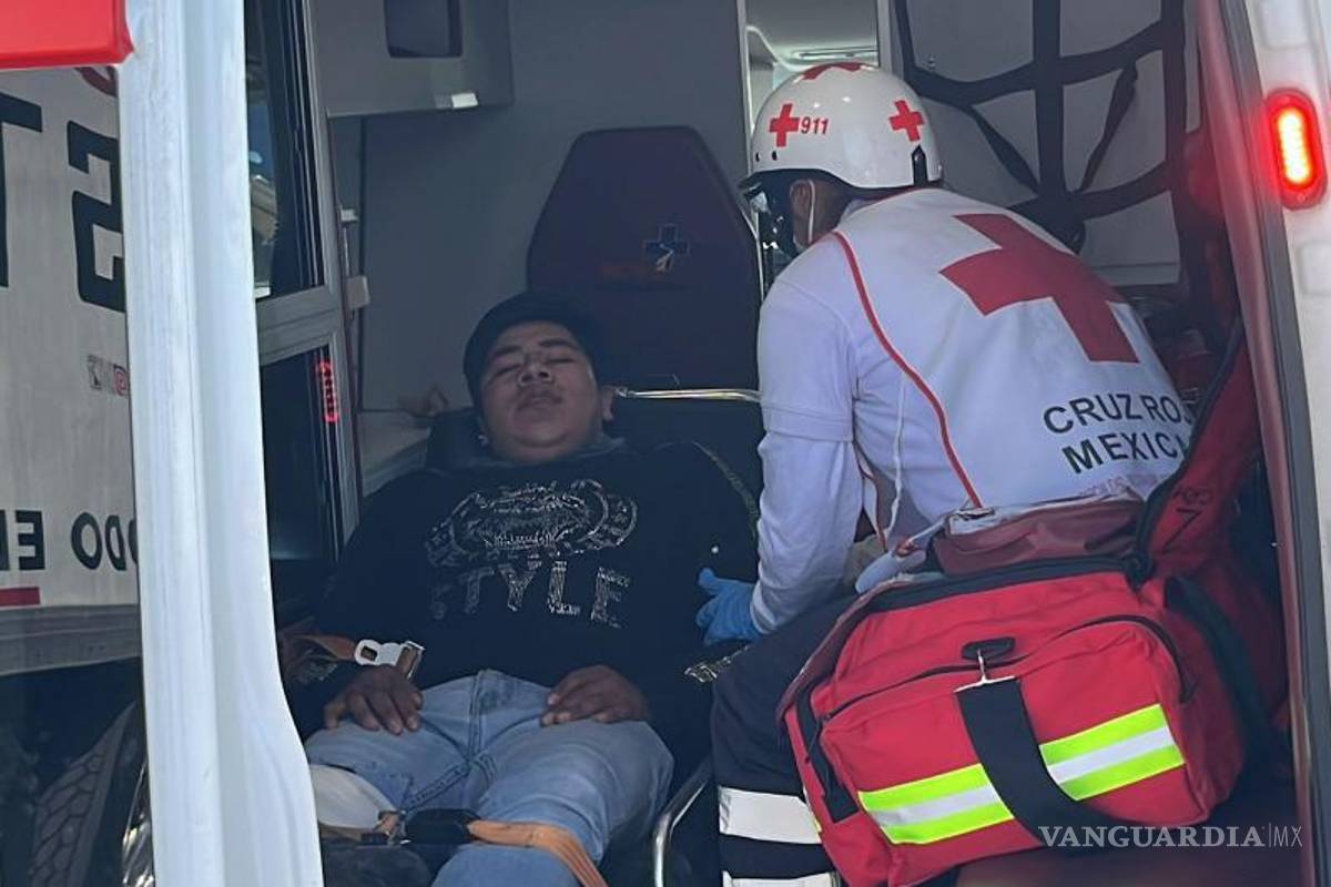 $!Paramédicos de la Cruz Roja atienden al motociclista lesionado tras el choque.
