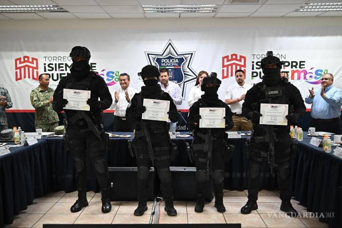 $!Elementos del Grupo de Reacción Torreón recibieron constancias tras concluir un curso sobre derechos humanos.