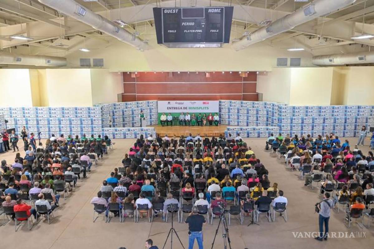 $!Más de 200 instituciones educativas de Monclova resultaron beneficiadas con la entrega de equipos de climatización.