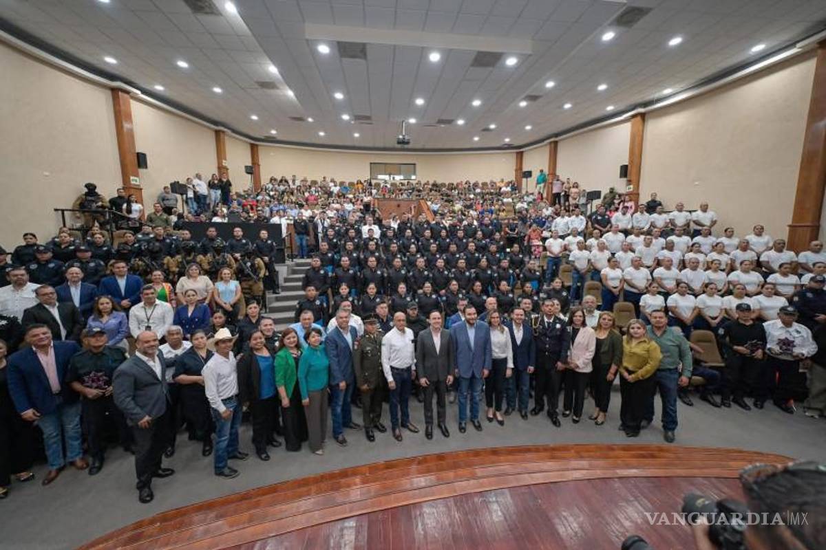 $!Los cadetes aplaudidos durante la ceremonia de graduación en la UAC.