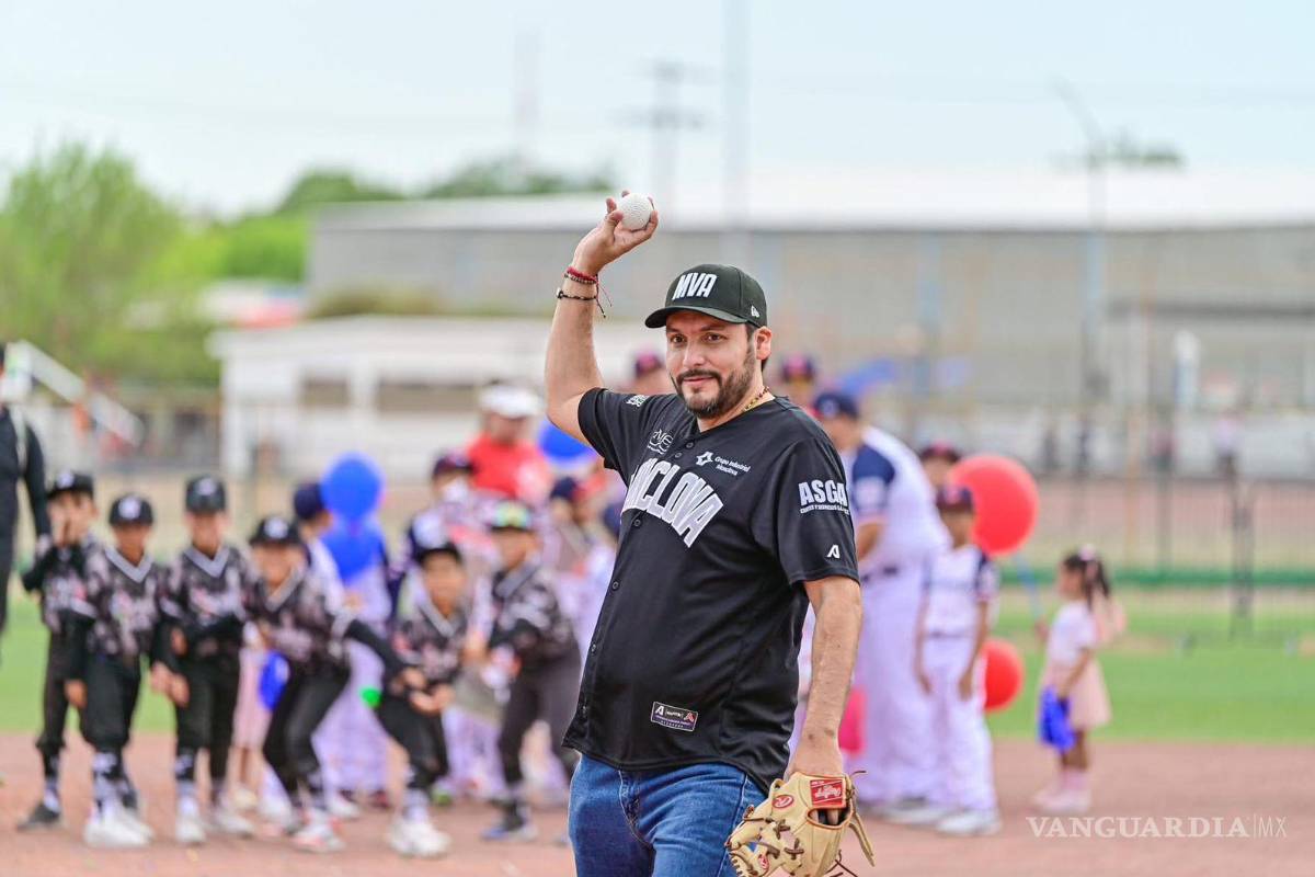 $!El alcalde Carlos Villarreal inaugura el torneo nacional Williamsport, acompañado de autoridades deportivas locales y representantes del circuito.