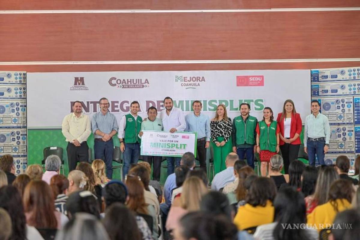 $!El alcalde de Monclova, Carlos Villarreal Pérez, encabezó la entrega de 300 minisplits a escuelas de nivel básico de la ciudad.