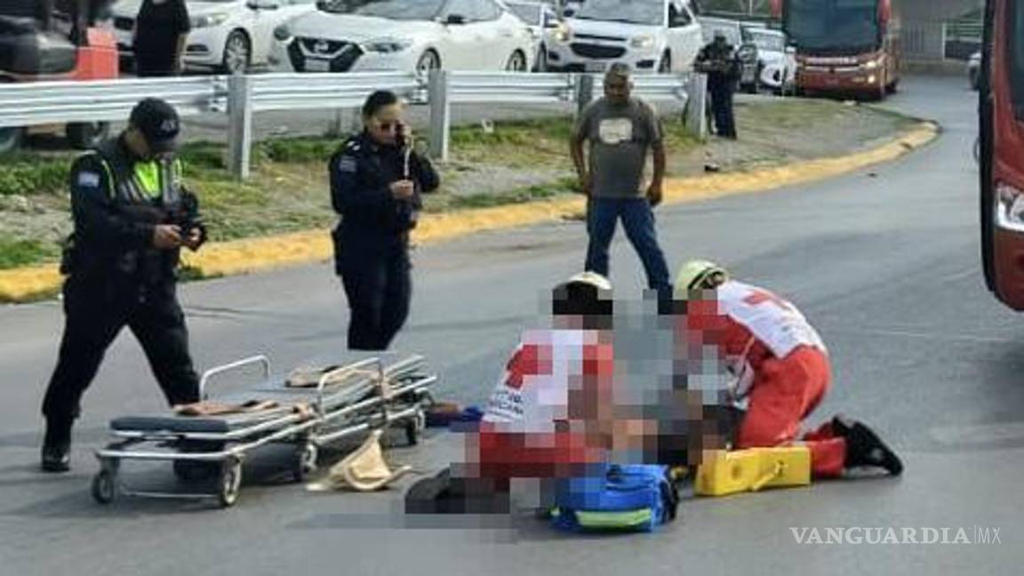 $!Paramédicos de la Cruz Roja estabilizaron a la mujer lesionada antes de trasladarla al hospital.