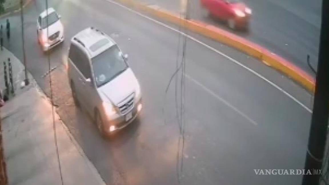Monterrey: así salvaron automovilistas a joven de ser plagiada en Cumbres (video)