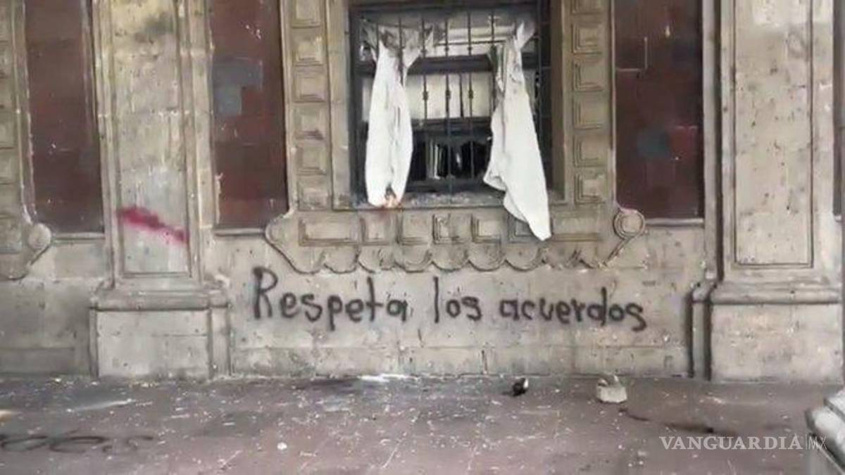 Protesta en Cuernavaca: Normalistas de Amilcingo bloquean el Palacio de Gobierno