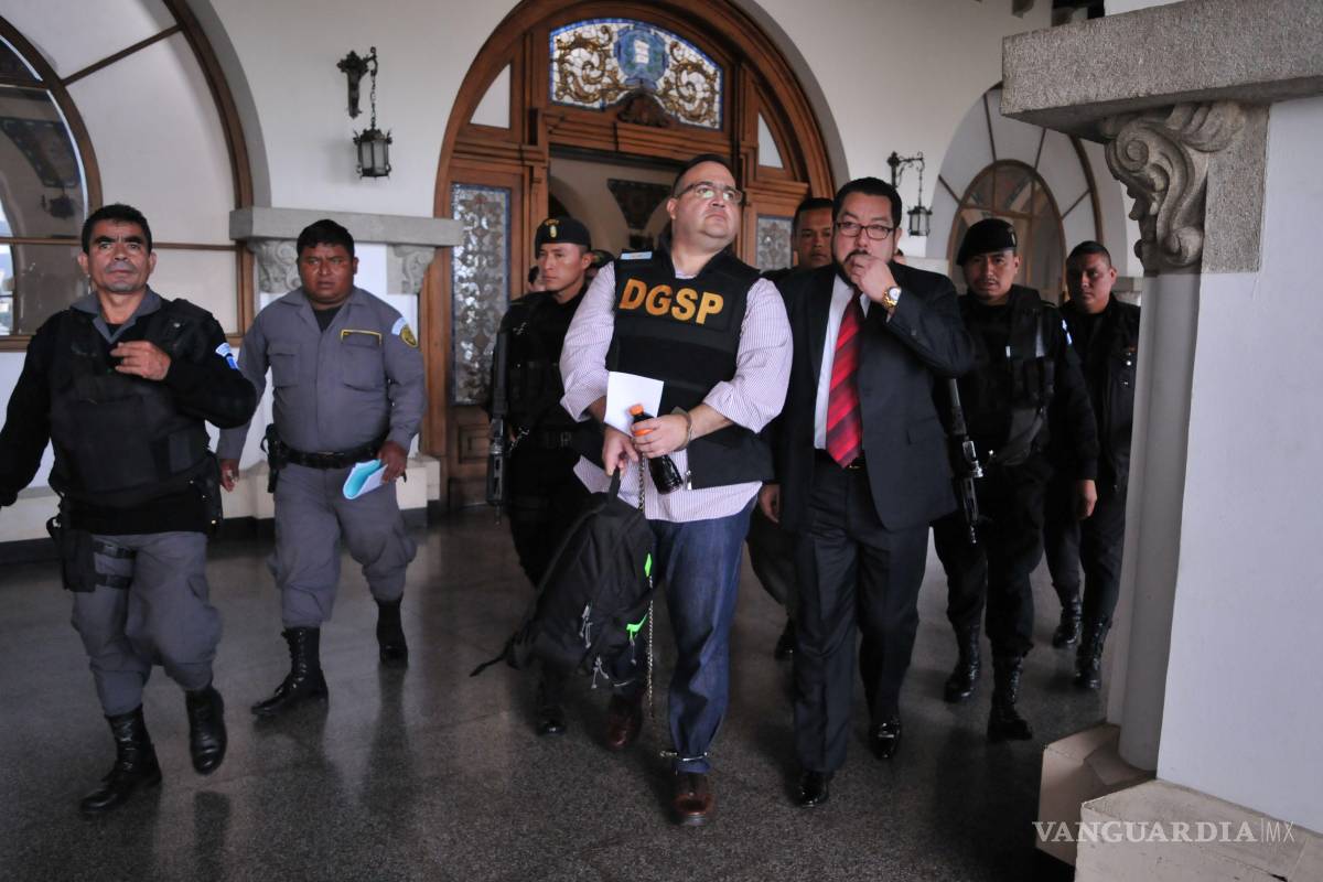 $!GUATEMALA, GUATEMALA, 17JULIO2017.- Javier Duarte Ochoa, ex gobernador del estado de Veracruz, previo al despegue del aeronave que lo trasladaro a la Ciudad de México.