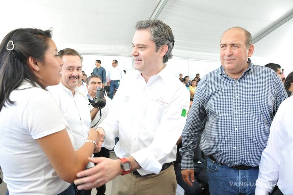 Aurelio Nuño entrega a estudiantes de Coahuila tarjetas de afiliación al seguro social