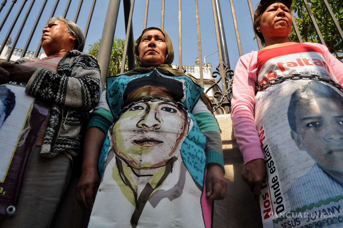 Padres de los 43 retiran plantón de Segob