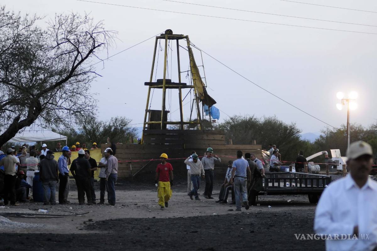 Carboneros llevan un año esperando que AMLO cumpla con promesa de contratos multianuales