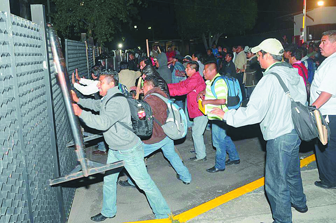 Maestros inconformes causan destrozos en hotel donde se alojaba la Policía Federal en Chiapas