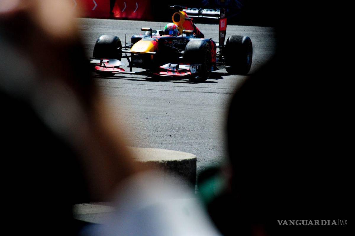 $!Sergio Checo Pérez, piloto mexicano de la Fórmula 1 participó en el Show Run organizado por Red Bull, donde ofreció a los aficionados al automovilismo deportivo tres vueltas sobre Paseo de la Reforma abordo de su monoplaza RV7. Cuartoscuro/Daniel Augusto