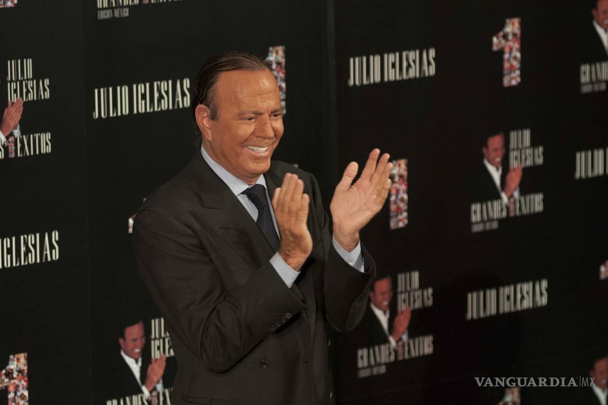 Exiliados cubanos destruyen discos de Julio Iglesias en Miami