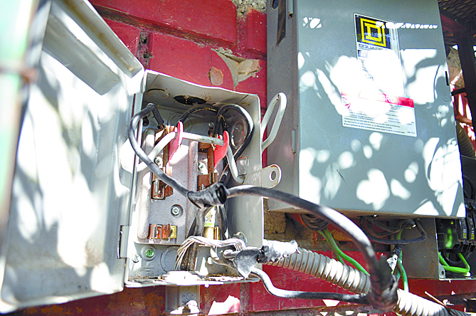 Atracan escuelas en Saltillo; los dejan sin luz