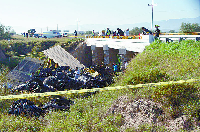 Vuelca trailero en Ramos Arizpe y pierde la vida prensado