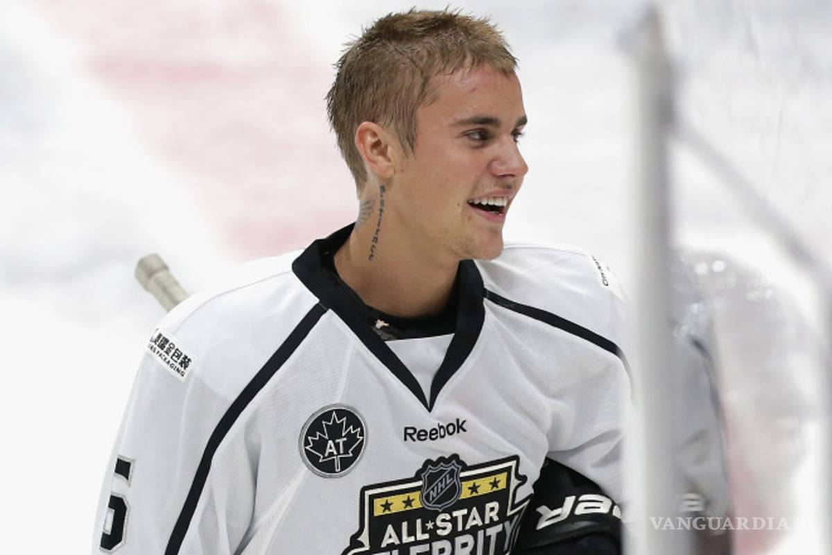 Justin Bieber juega hockey en la NHL y recibe duro golpe