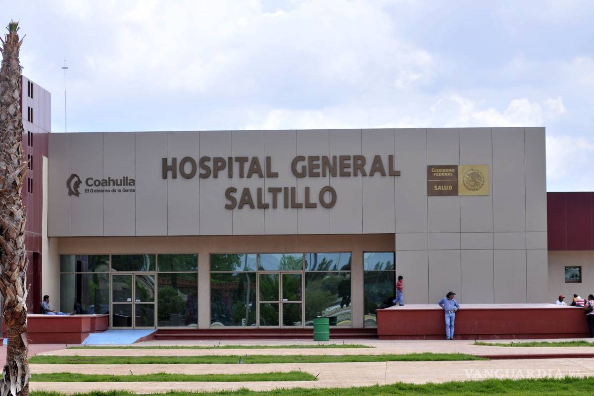 Familiares lo llevan grave al Hospital General de Saltillo, muere y ahí lo dejan