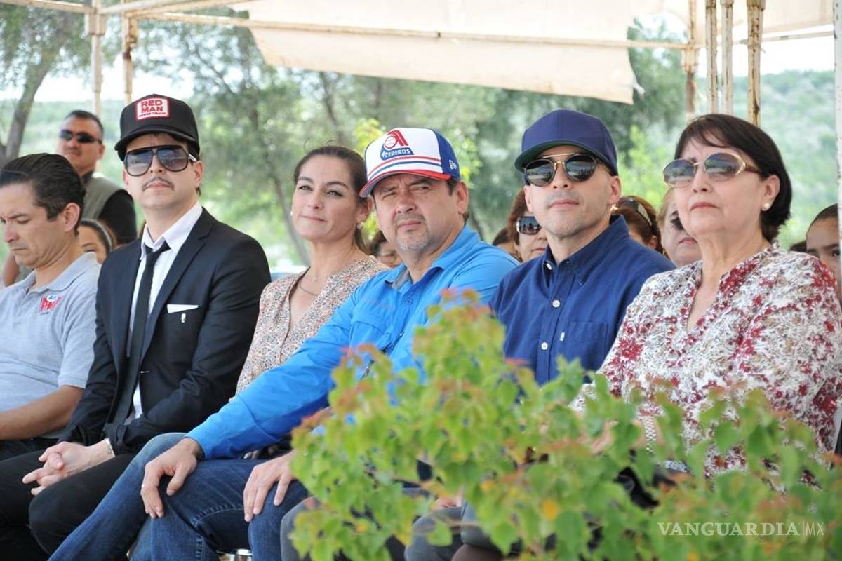 Integrantes del grupo Kinky siembran árboles en Monclova