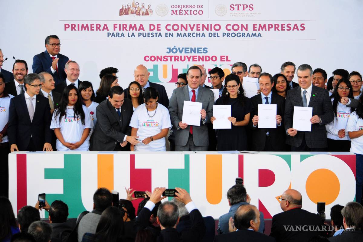 Arranca programa para 2.3 millones de jóvenes ; IP y Gobierno los apoyarán con becas