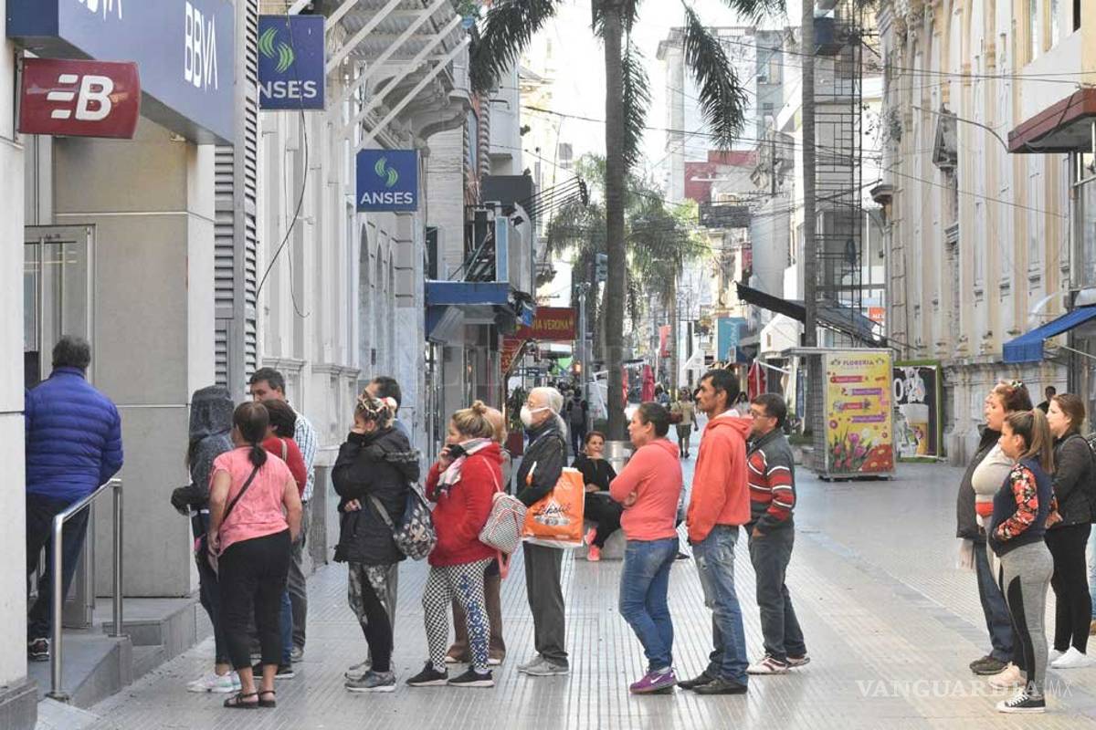 Reclaman clientes a bancos en Piedras Negras; esperan hasta 4 horas en filas