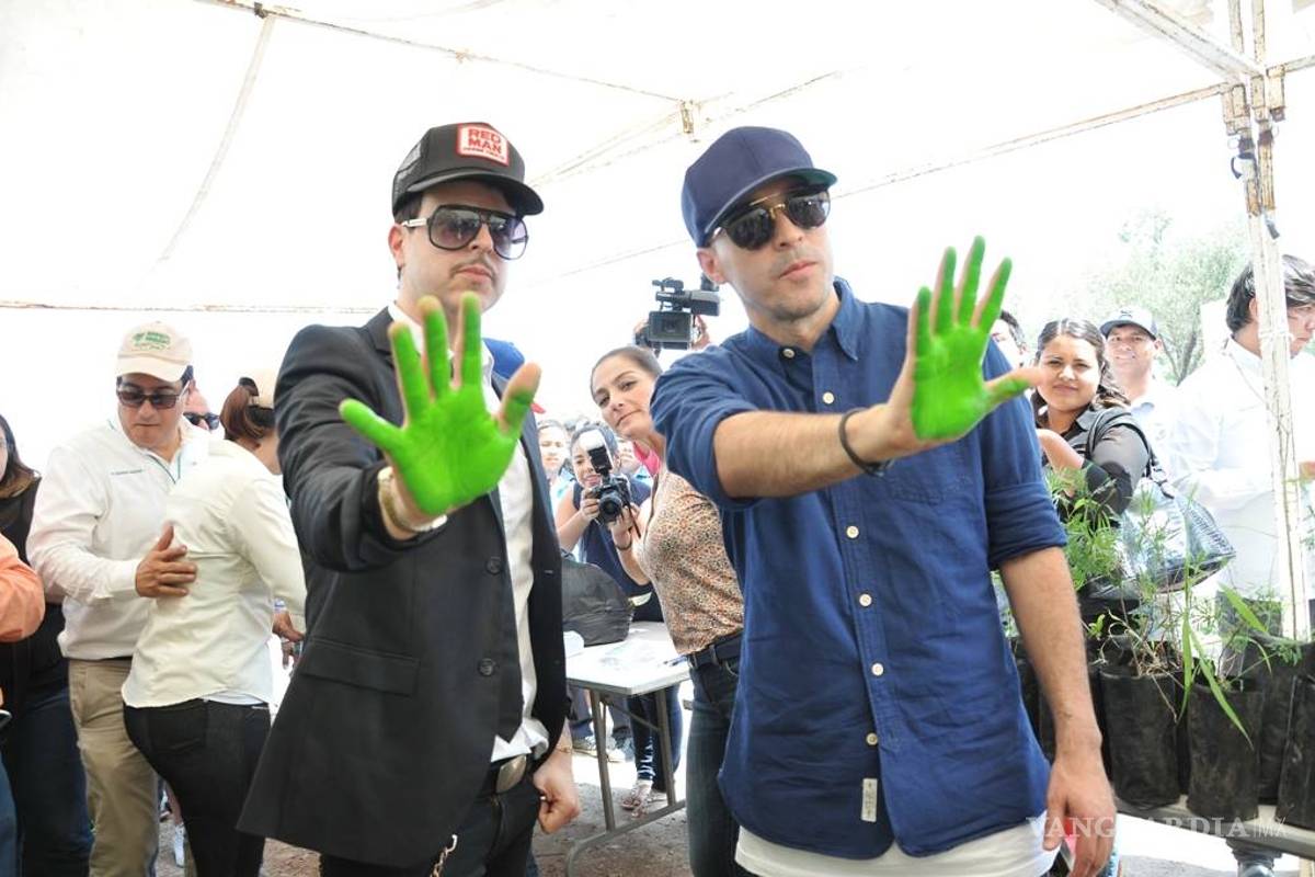 $!Integrantes del grupo Kinky siembran árboles en Monclova