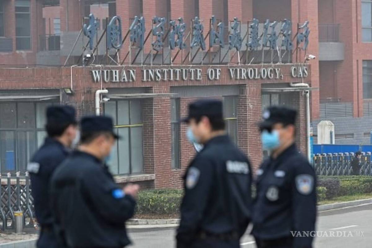 Personal del laboratorio de Wuhan enfermó de COVID-19 antes de que se revelara el brote: informe