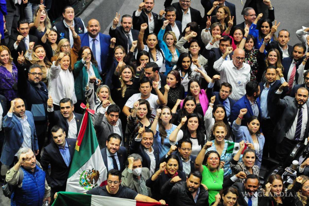 $!Celebración de la bancada del PAN al término de la sesión.