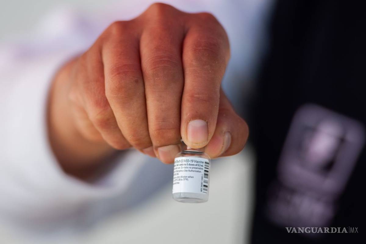 Pfizer ajusta dosis, amplía de 5 a 6 porciones por ampolleta para vacuna contra COVID-19