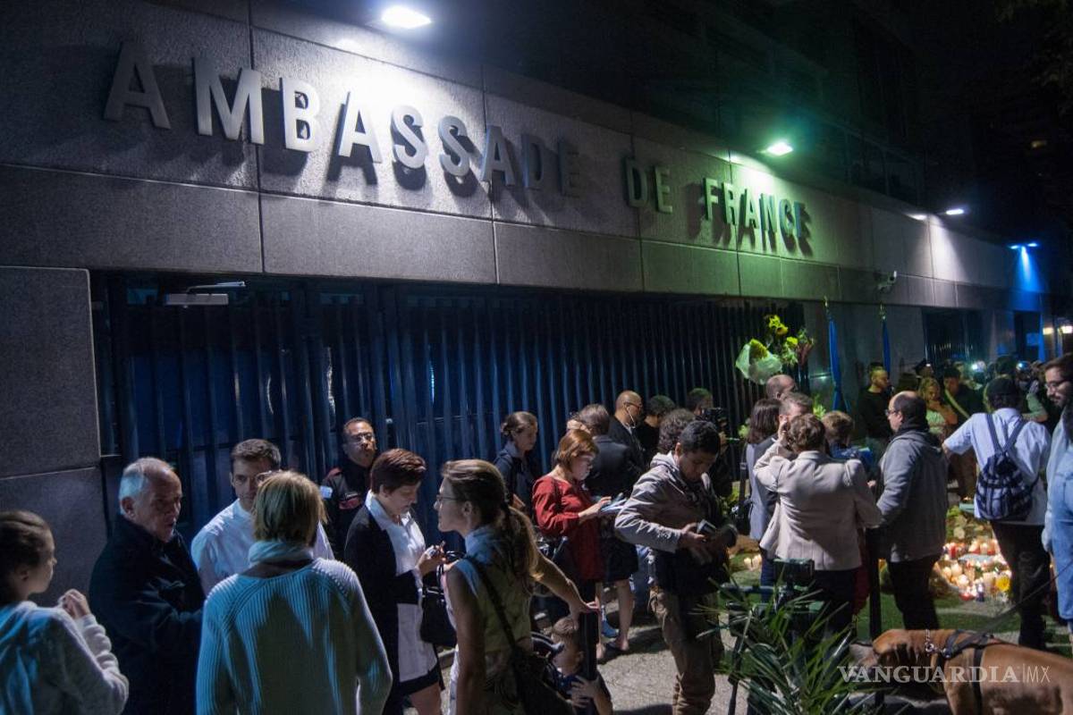 Franceses en México rinden homenaje a víctimas de atentados en París