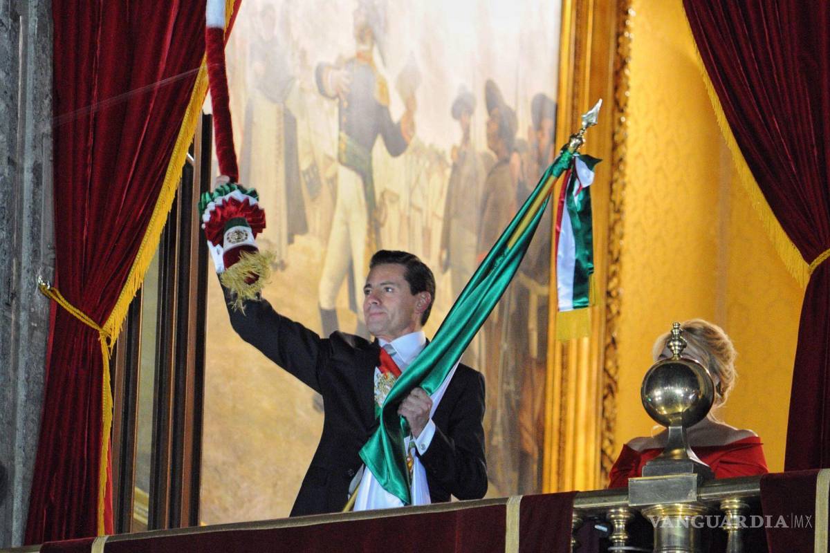 $!Enrique Peña Nieto, presidente de México, acompañado de su esposa Angélica Rivera y sus respectivos hijos, encabezó la ceremonia del grito de independencia en el balcón presidencial del Palacio Nacional.