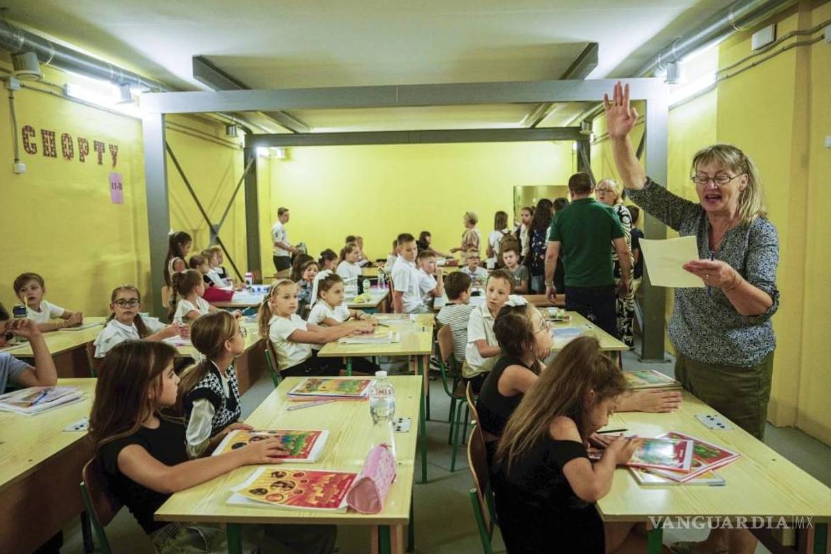 Los niños ucranianos se ven obligados a estudiar en línea o de forma clandestina