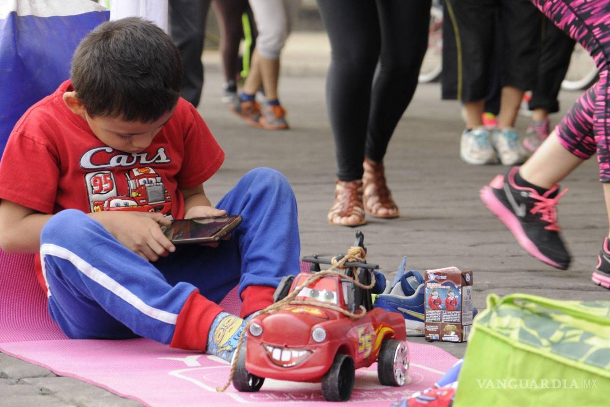 Adiós al celular en primaria y secundaria: proponen que maestros retengan dispositivos en horario escolar