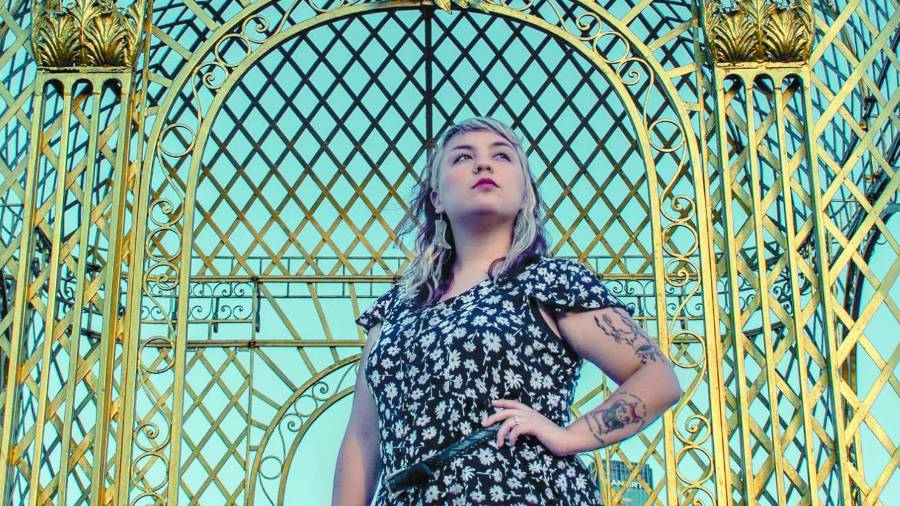 Además de sus temas, la artista regia no deja pasar la oportunidad para participar con otros músicos.