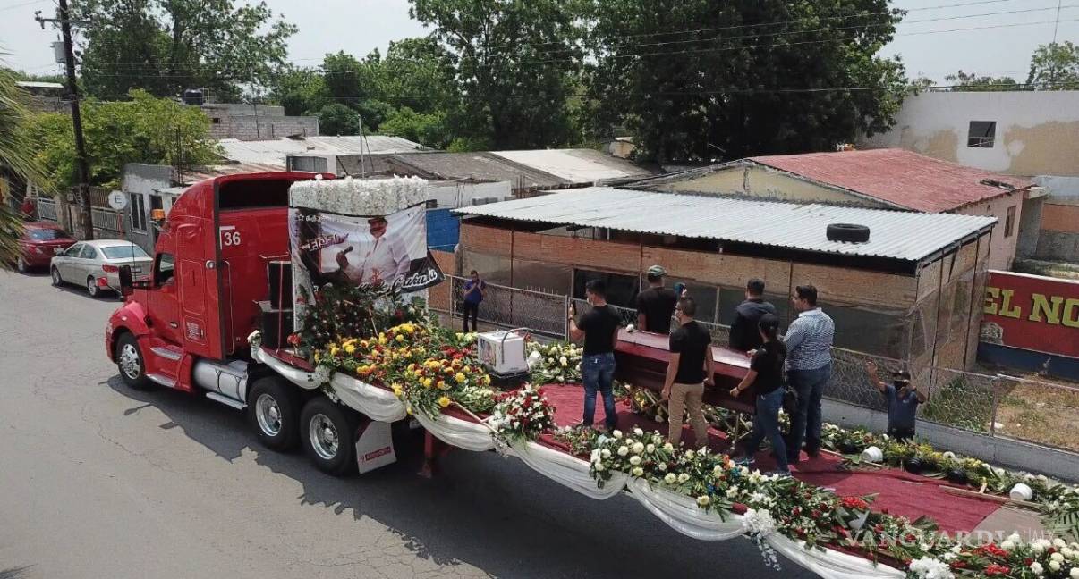 $!Despiden en Nueva Rosita con caravana, flores y música a José Luis Garza, fundador del Grupo Flash