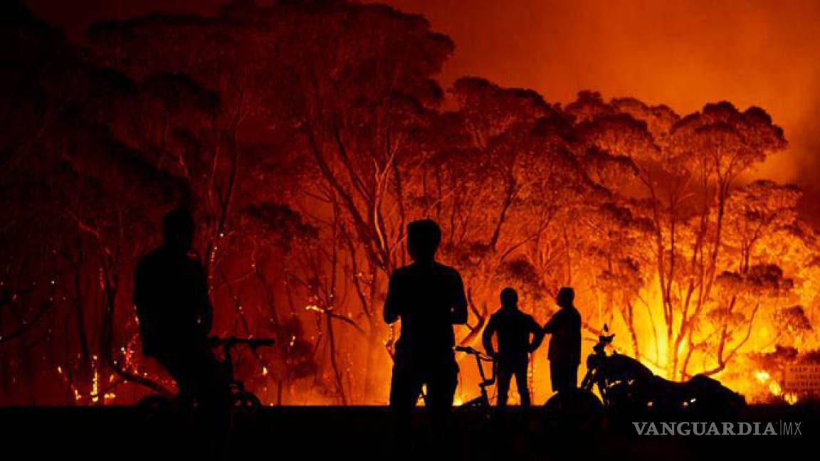 Arrasa incendio forestal con 71 viviendas en Australia