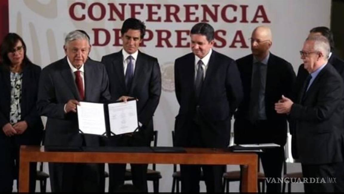Firma AMLO acuerdo para fondo de 8 mil millones de dólares para Pemex, a fin de refinanciar deuda