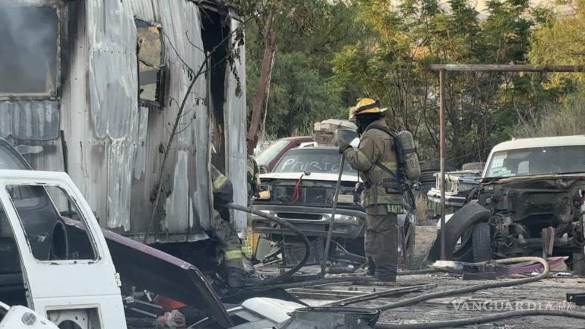 $!El fuego alcanzó un remolque y diversas piezas metálicas, generando altas columnas de humo.