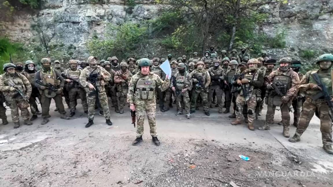 $!Imagen de un vídeo publicado por el servicio de prensa de Yevgeny Prigozhin, el jefe del Grupo Wagner, lee una declaración con sus tropas en un lugar desconocido.