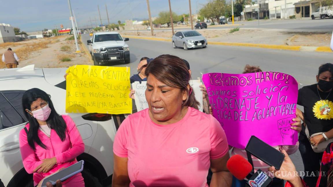 Torreón: bloquean vialidad colonos de Rincón la Merced en protesta por problemas de drenaje