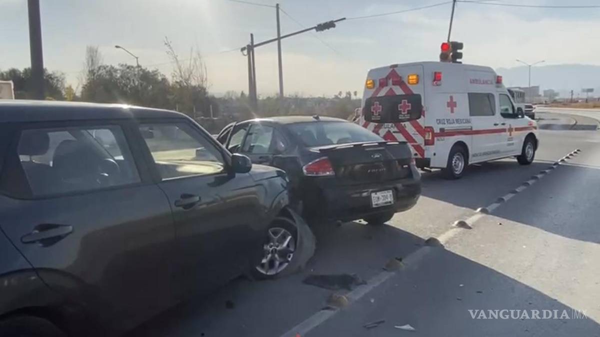 Vehículo se ‘adueña’ de bulevar y causa choque contra camioneta en Saltillo