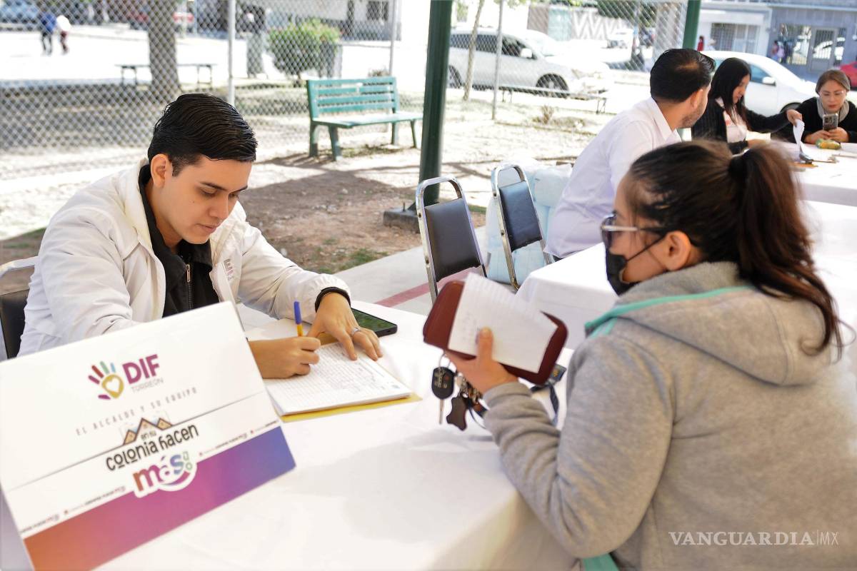 $!Vecinos de Villa California acudieron a la Plaza El Faro para aprovechar los servicios de la brigada municipal.