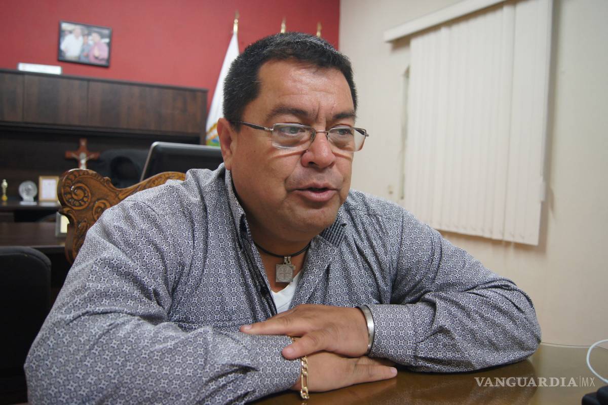 Elemento de Fuerza Coahuila derriba al alcalde de San Buenaventura por oponerse a una clausura