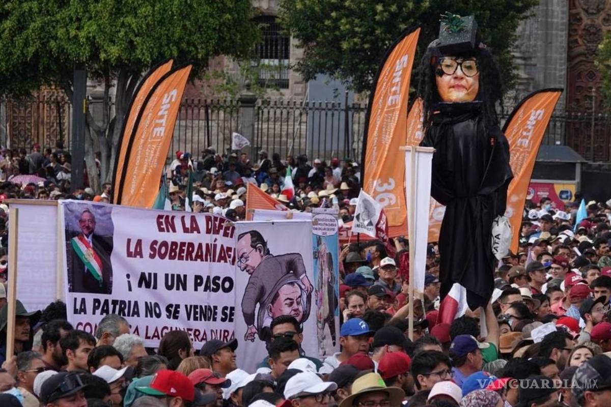 Condena AMLO quema de piñata de la ministra Norma Piña