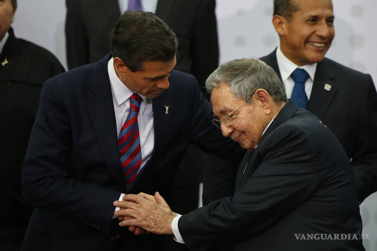 Raúl Castro visita México para agilizar relación política y comercial