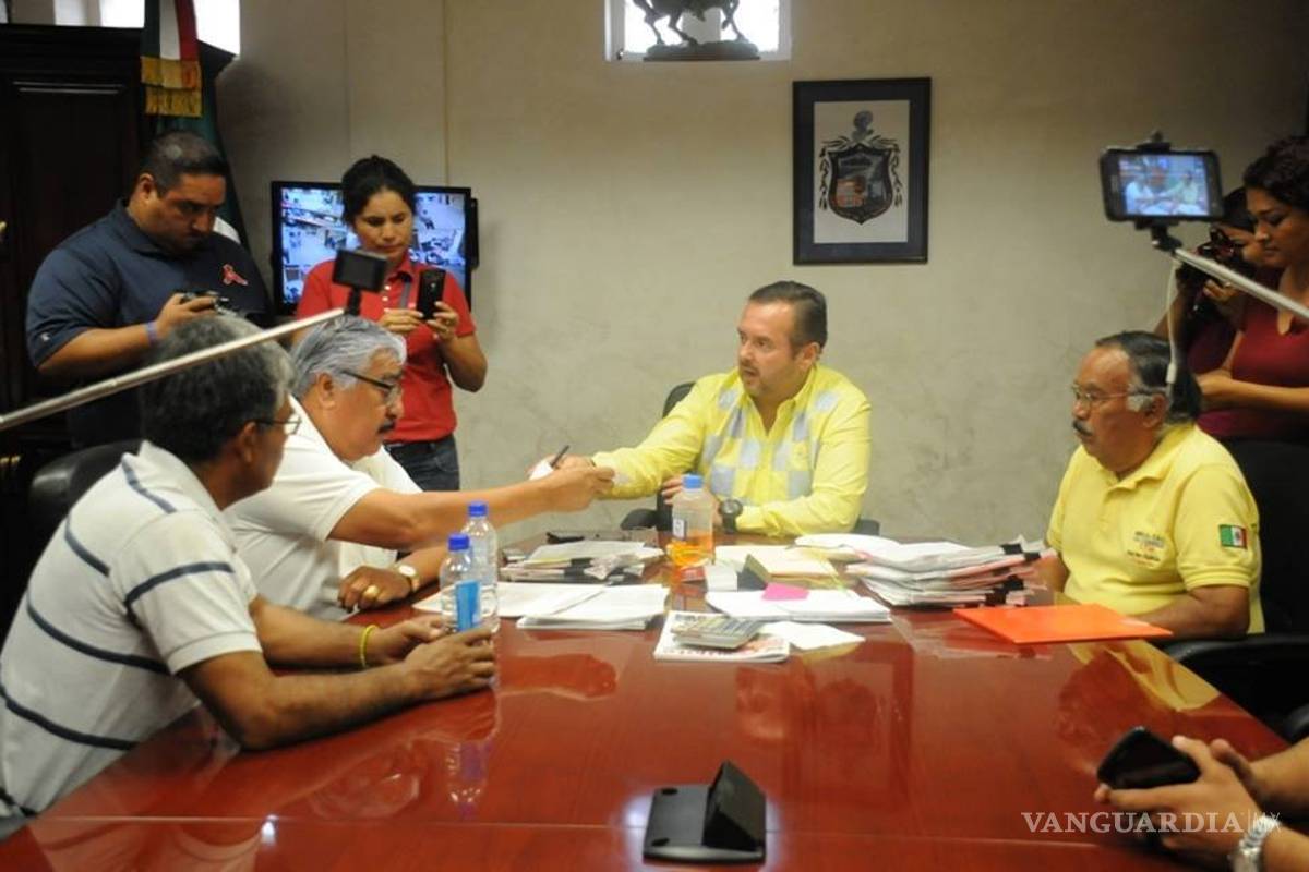 Taxistas de Monclova intentan frenar operación de Uber por presuntas violaciones al reglamento