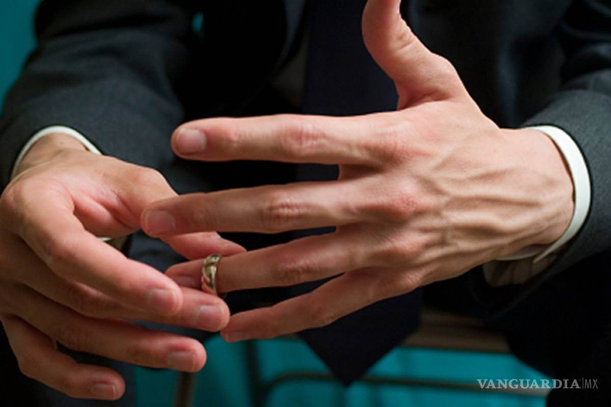 12 señales que indican que está casado y te lo oculta