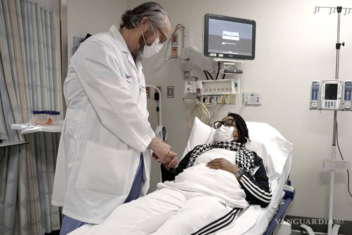 A un mes de trasplante experimental de riñón porcino, mujer se mantiene estable