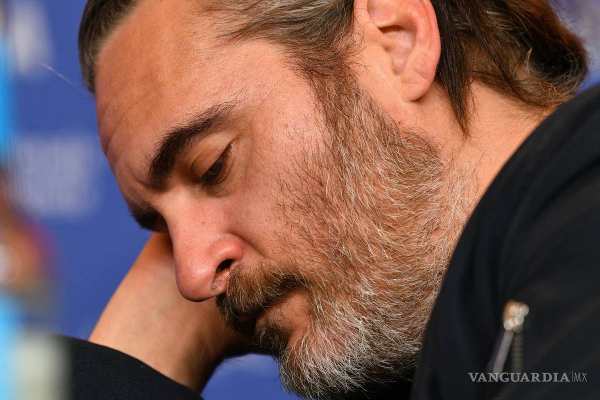 Joaquin Phoenix se queda dormido en la conferencia de prensa en la Berlinale