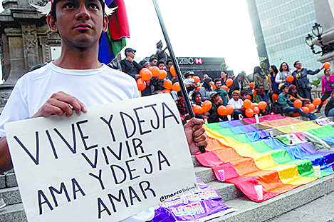 Comunidad LGBTTTI exige respeto a derechos